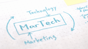 Martech entre dans l’ère de l’intelligence artificielle et des opérations intelligentes