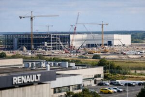 Tesla va construire en France sa plus grande usine européenne et Renault nʼa pas vu venir le coup