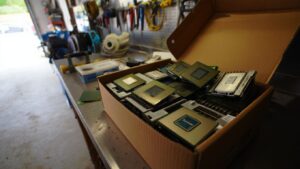 Ce carton de vieux processeurs oublié pendant vingt ans dans un garage vaut aujourdʼhui le prix dʼune voiture neuve