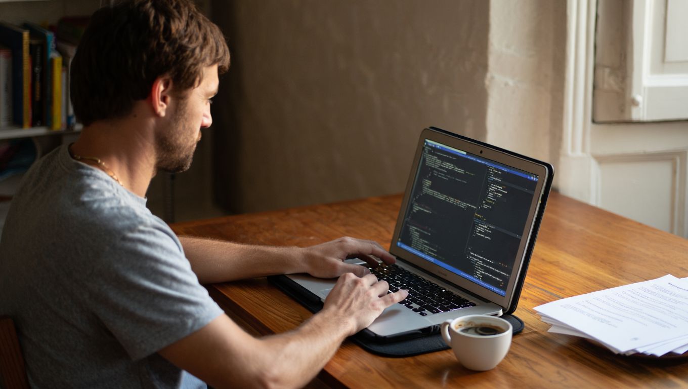 Cette intelligence artificielle gratuite fait mieux que celle vendue par une grande marque et tourne sur un ordinateur portable ordinaire