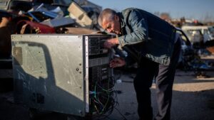 Il récupère un serveur abandonné à la déchetterie et découvre en lʼouvrant quʼil contenait encore les données dʼune entreprise