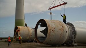 Ces vieilles éoliennes démontées faute de rentabilité repartent aujourdʼhui vers un pays où elles valent bien plus cher quʼici