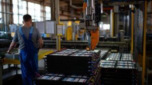 Cette usine implantée en Europe fait désormais de lʼombre aux géants chinois de la batterie et les commandes sʼaccumulent déjà