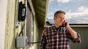 Il branche un vieux téléphone de 2011 sur son installation solaire et sʼen sert encore aujourdʼhui pour piloter toute sa maison