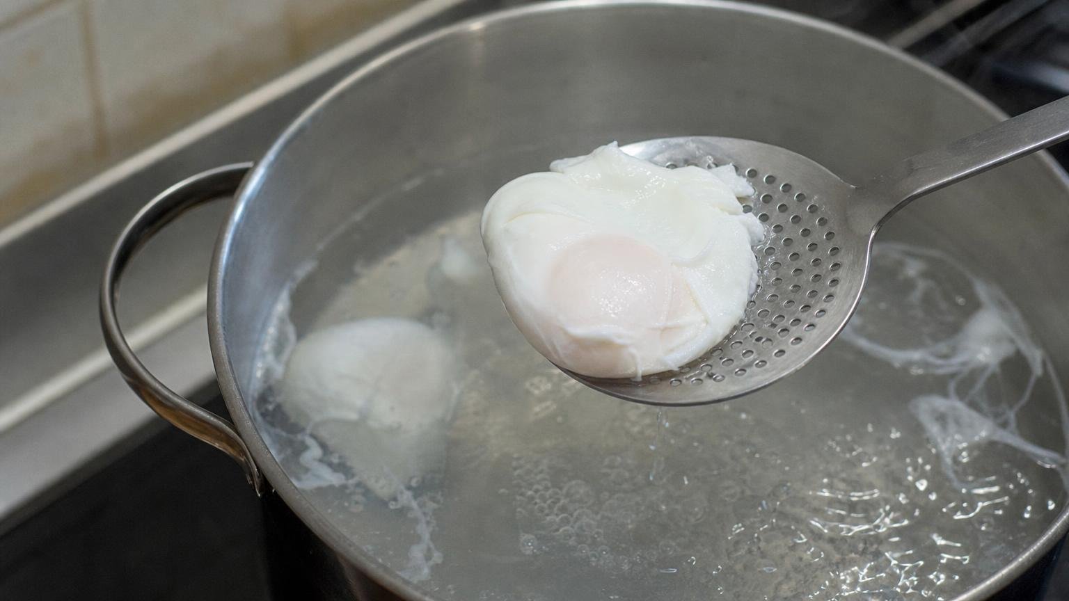 Un peu de vinaigre dans lʼeau de cuisson change complètement la tenue des œufs pochés