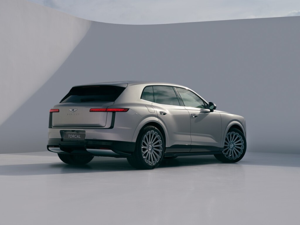 Bentley’nin ilk elektriklisi Torcal geleneksel lüksten vazgeçmiyor