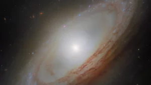 Hubble photographie la galaxie NGC 4698, dont le disque central est perpendiculaire au disque externe