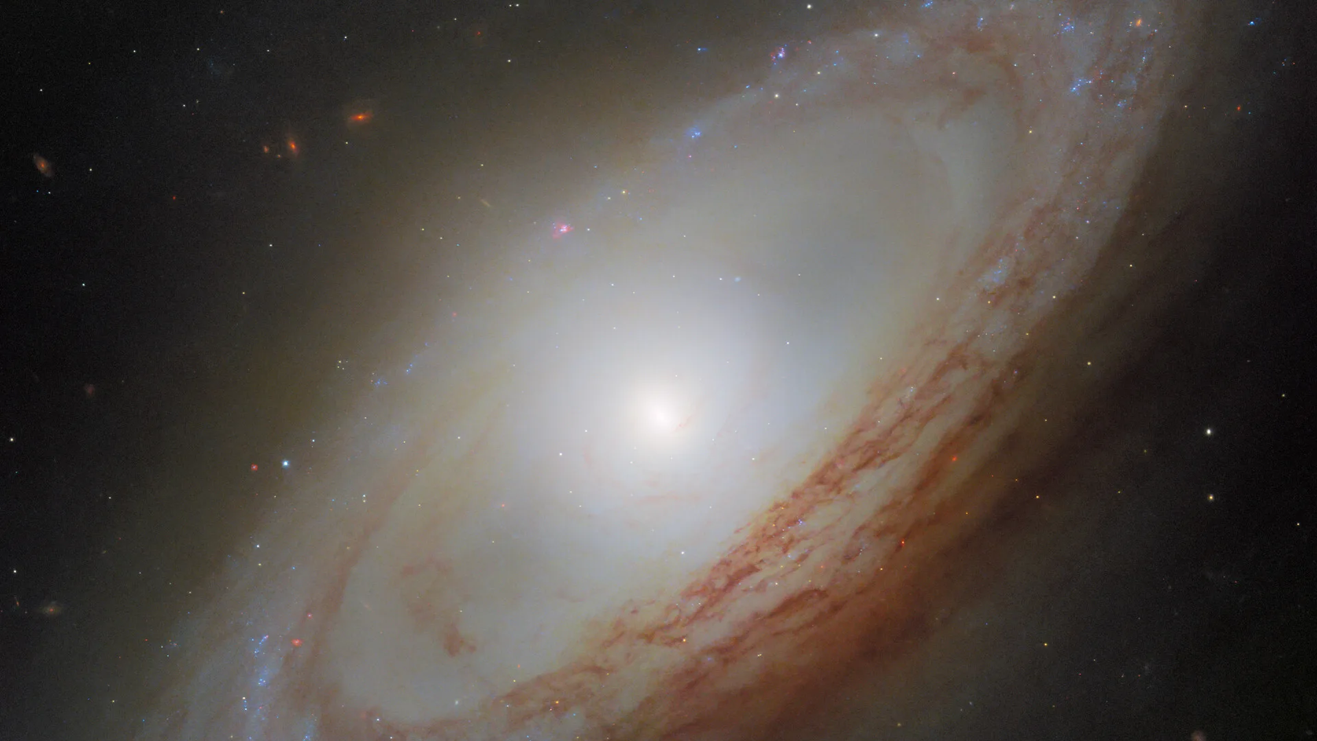Hubble photographie la galaxie NGC 4698, dont le disque central est perpendiculaire au disque externe
