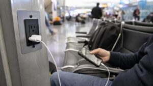 Brancher votre téléphone sur la prise USB dʼun aéroport ouvre la porte à nʼimporte qui : le FBI a fini par publier un avertissement