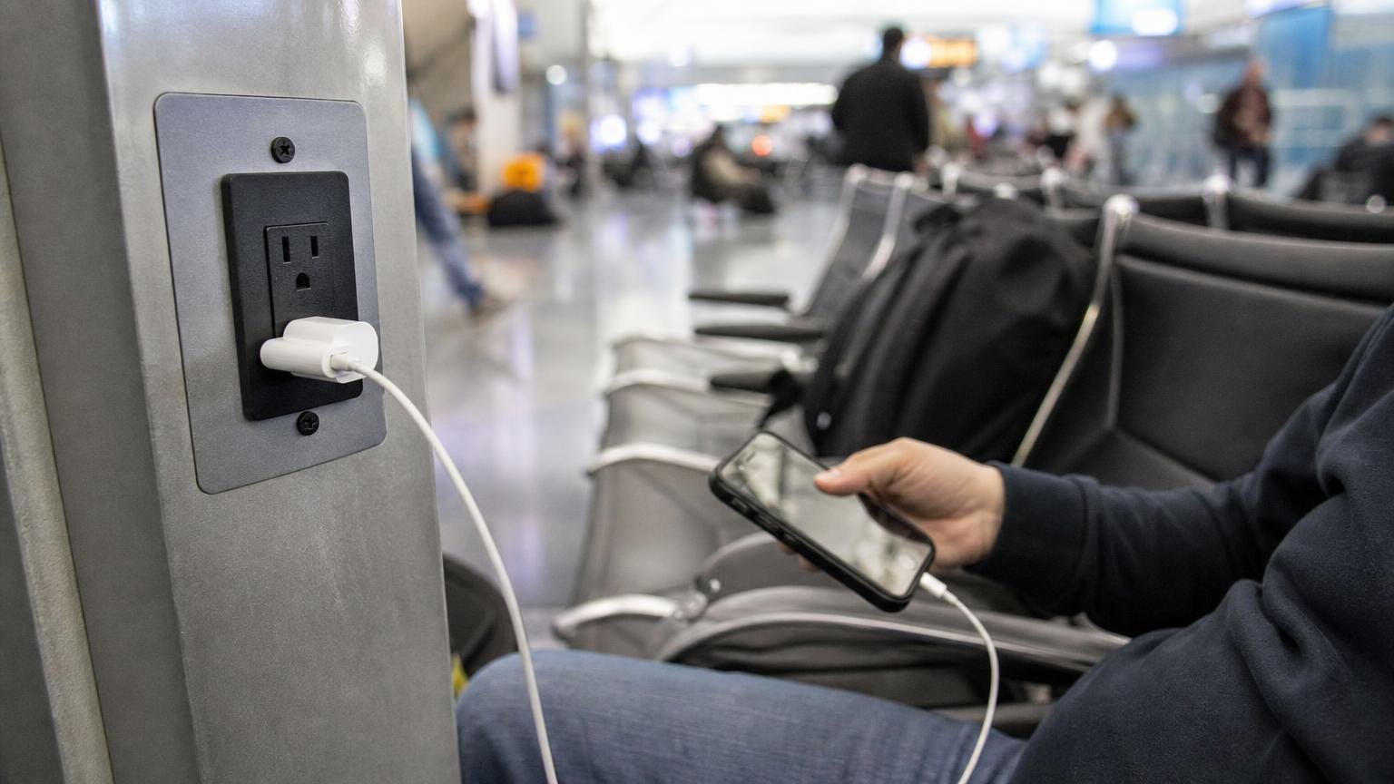 Brancher votre téléphone sur la prise USB dʼun aéroport ouvre la porte à nʼimporte qui : le FBI a fini par publier un avertissement