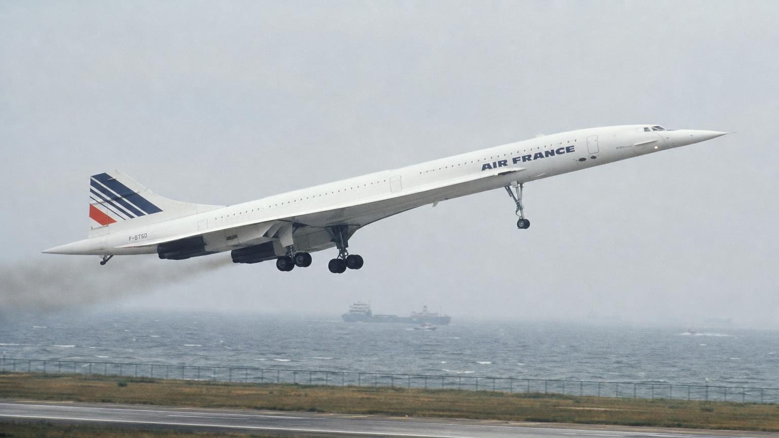 Cinquante ans après son premier vol commercial le Concorde reste le seul avion de ligne à avoir volé plus vite quʼune balle de pistolet