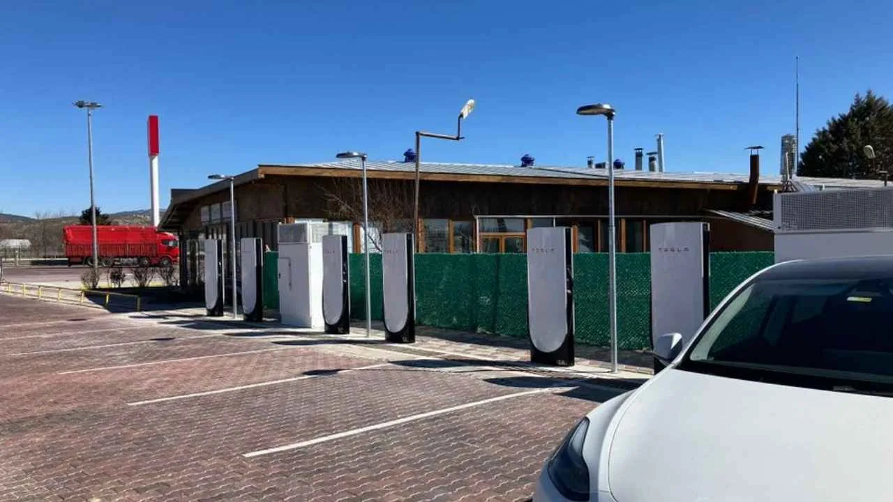 Tesla ouvre l’évacuation d’urgence alors que le câble est branché sur le Supercharger