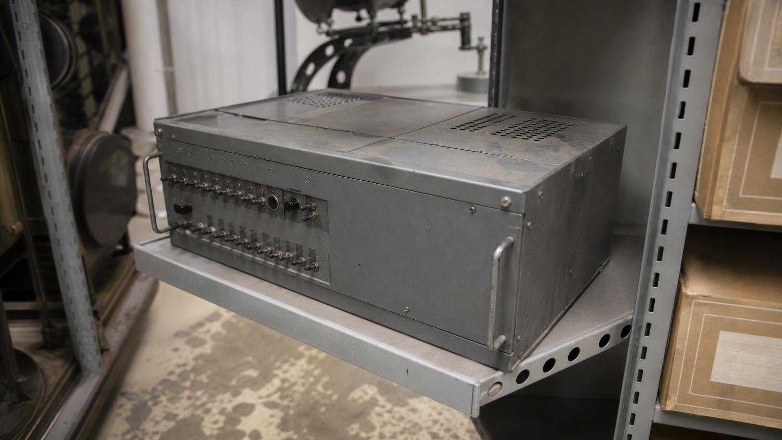 Dans les réserves du musée des Arts et Métiers dort depuis 1973 une boîte grise vendue 8 500 francs quʼun ingénieur français a conçue deux ans avant le premier micro-ordinateur américain