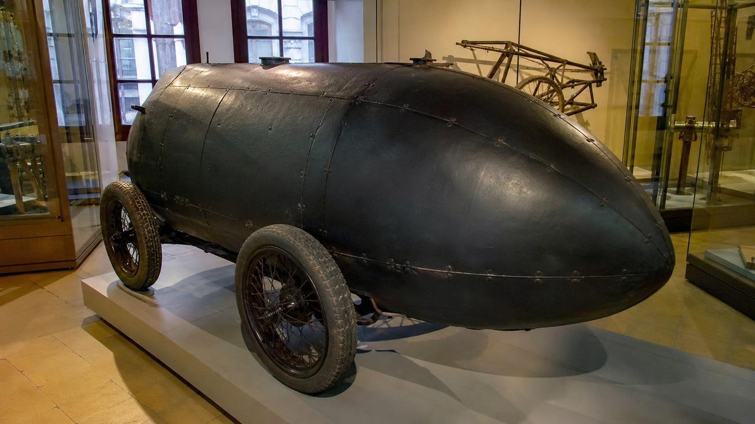 Dans un musée de Compiègne dort depuis 1899 une voiture électrique en forme dʼobus qui a dépassé les 100 km/h avant toute voiture à essence