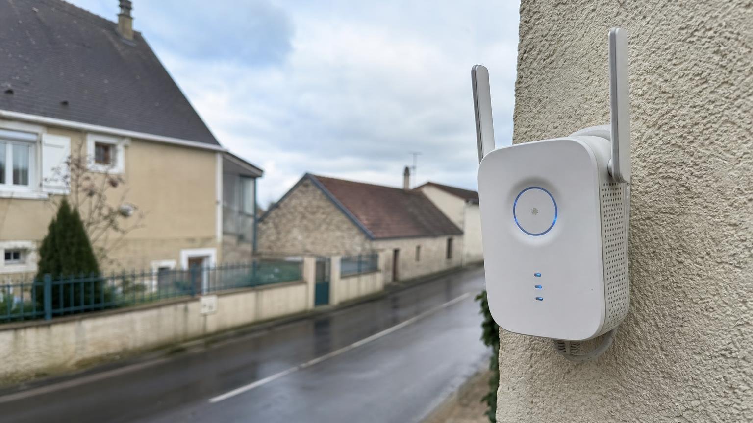 En branchant un répéteur Wi-Fi à 20 euros pour capter au fond du jardin un abonné a littéralement ouvert le contenu de sa box à toute la rue