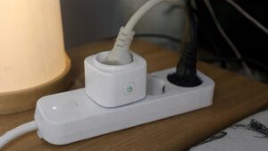 Jʼai branché une prise connectée à 12 euros pour éteindre la lampe du salon depuis mon lit : le journal de ma box montrait quʼelle appelait un serveur à Shenzhen toutes les trente secondes