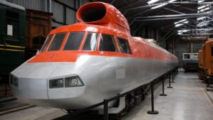 La France a fait rouler en 1972 un train à turbine dʼhélicoptère à 318 km/h : il nʼa jamais pris un seul passager et le choc pétrolier lʼa envoyé au musée