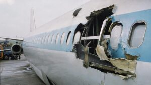 Le Royaume-Uni a mis en service en 1952 le premier avion de ligne à réaction du monde : deux ans plus tard il se déchirait en plein ciel à cause de la forme de ses hublots
