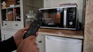 On pensait le four à micro-ondes bien isolé derrière sa vitre : à chaque réchauffage il brouille le Wi-Fi de toute la maison sur la même fréquence