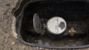 Sous le trottoir devant chez vous émet depuis 2010 un compteur dʼeau qui note heure par heure chaque robinet ouvert et le raconte par radio à un boîtier dans la rue
