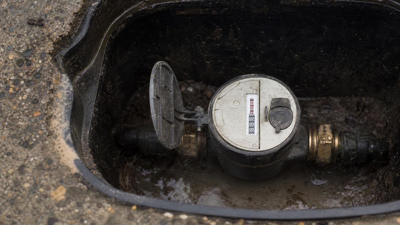 Sous le trottoir devant chez vous émet depuis 2010 un compteur dʼeau qui note heure par heure chaque robinet ouvert et le raconte par radio à un boîtier dans la rue