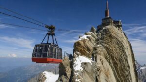 Un ingénieur italien a tendu en 1955 un câble de 2 900 mètres sans un seul pylône jusquʼà lʼaiguille du Midi et a littéralement fait monter des touristes à 3 800 mètres en vingt minutes