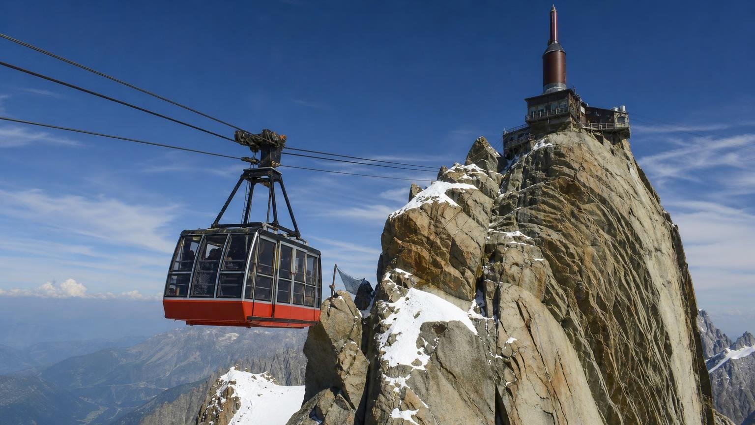Un ingénieur italien a tendu en 1955 un câble de 2 900 mètres sans un seul pylône jusquʼà lʼaiguille du Midi et a littéralement fait monter des touristes à 3 800 mètres en vingt minutes
